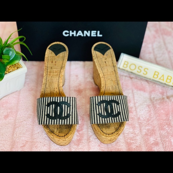♥️SOLD to a lovely Buyer!♥️Chanel Logo Wedge - Picture 2 of 9